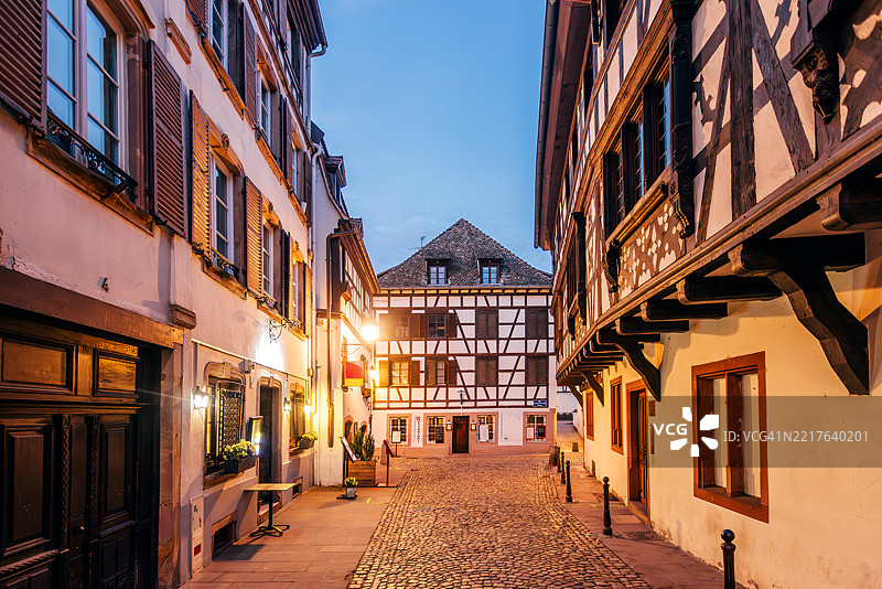 斯特拉斯堡的“小法国”历史区，黄昏时分半木结构房屋被灯光照亮图片素材