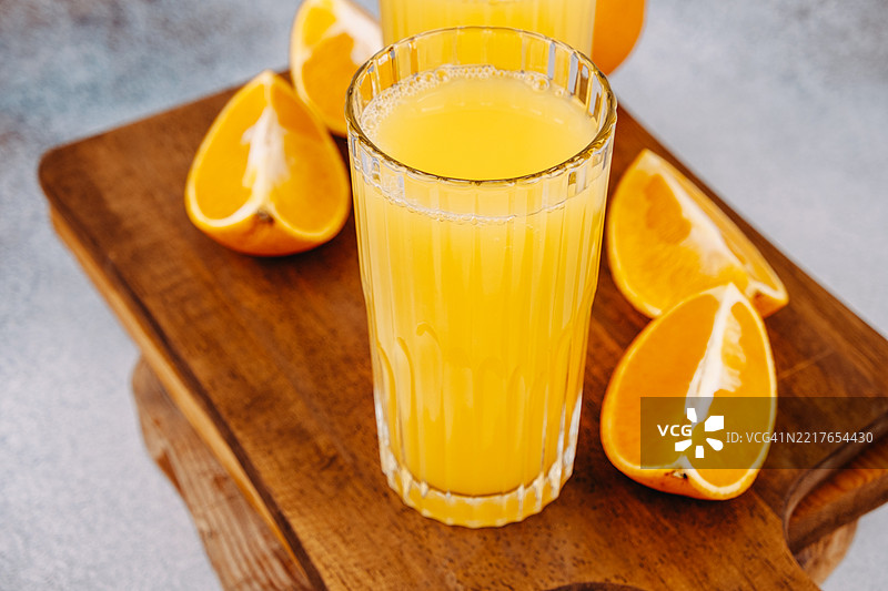 两杯新鲜榨取的橙汁图片素材