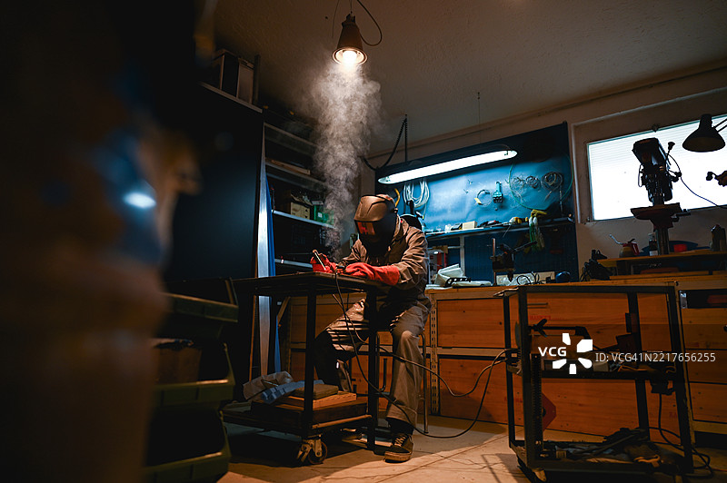 熟练的工匠在车间焊接图片素材