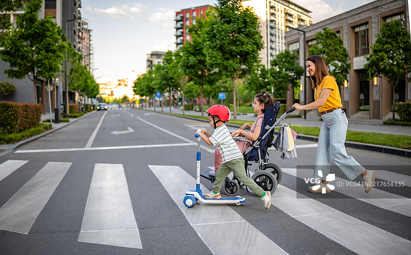 孩子和妈妈一起过马路图片素材