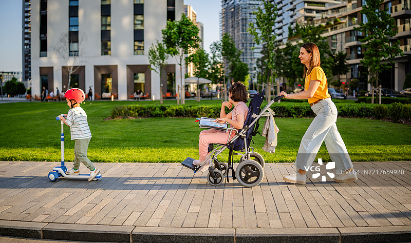 孩子们与妈妈在散步时的亲密时刻图片素材