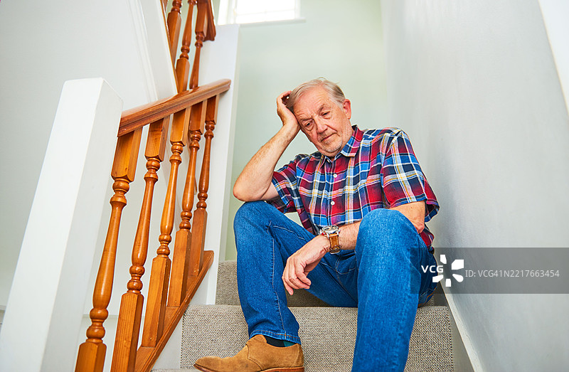 老年人在楼梯上图片素材