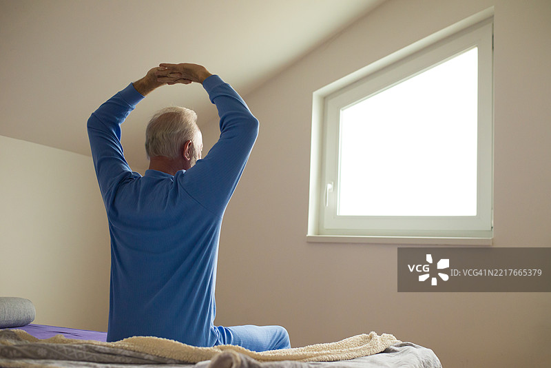 老年人早晨醒来图片素材