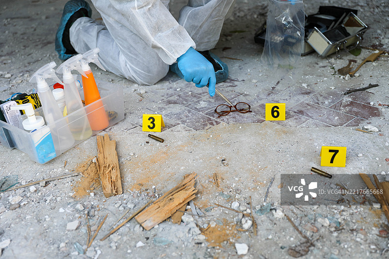 犯罪现场的首席法医专家图片素材