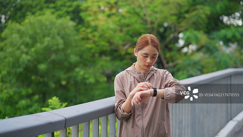 女性在公园锻炼。图片素材