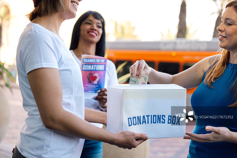 一小群女性在城市街道上志愿服务图片素材