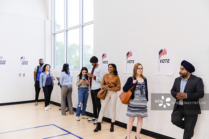 多种族群体在排队投票图片素材