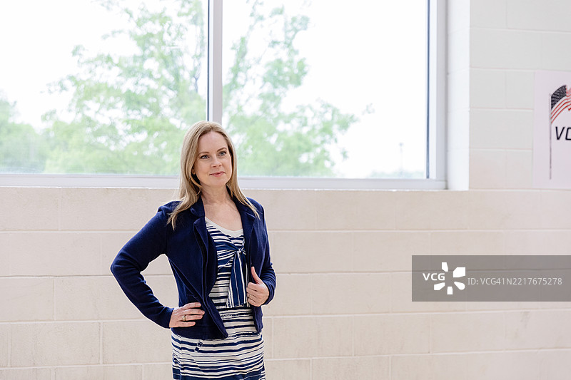 自信的中年女性穿着休闲商务服装图片素材