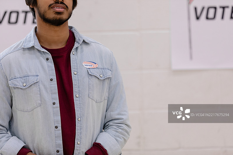 我投票了！穿着牛仔衬衫的年轻男子图片素材