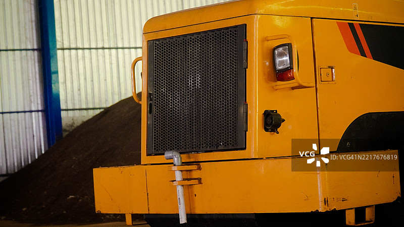 黄色轮式装载机的正面视图图片素材