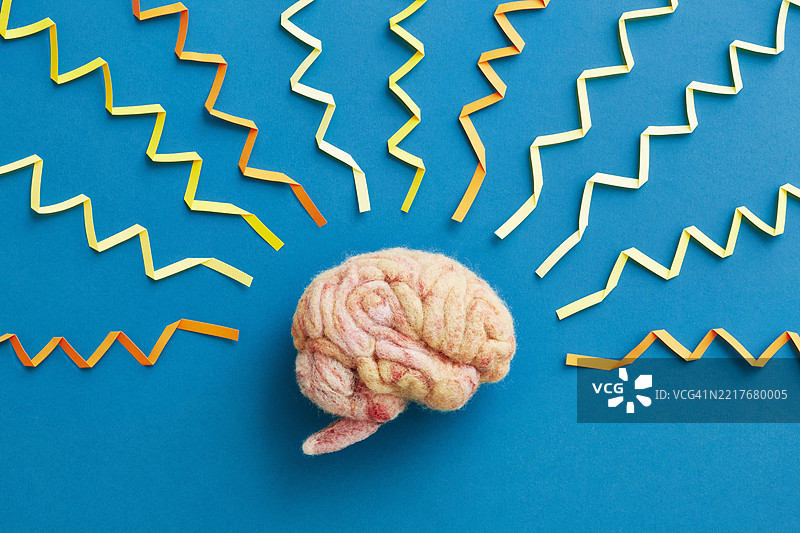 用毛线制成的人脑，配有折叠纸制的脑电波图片素材
