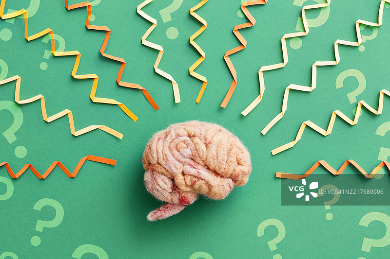 一个带有折叠纸质脑电波和问号的人脑模型图片素材