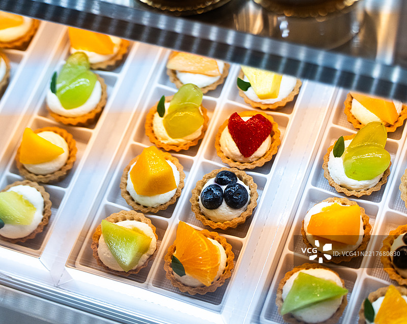 展示柜中的各种迷你水果塔图片素材