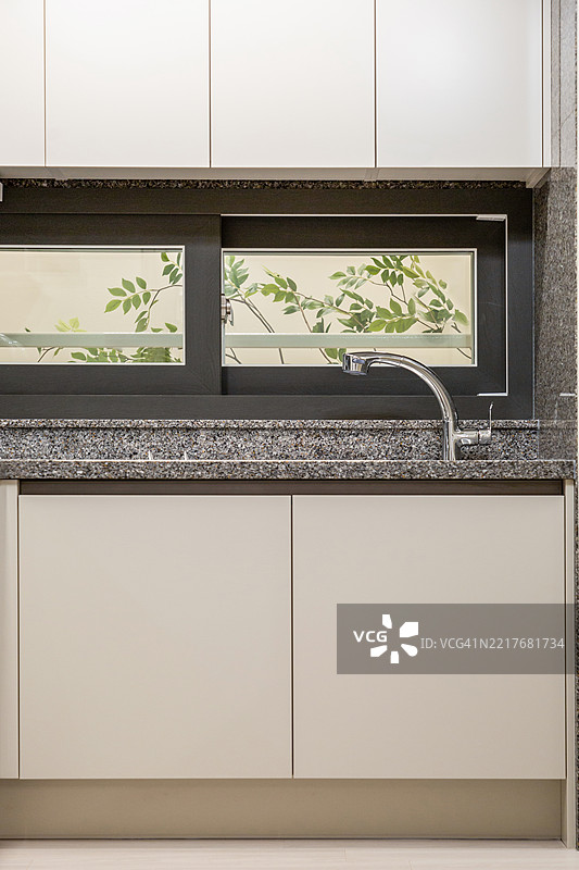 厨房水槽和储物柜图片素材