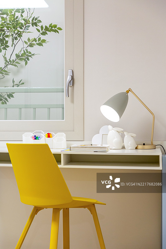 带有桌子和可见灯光的卧室图片素材