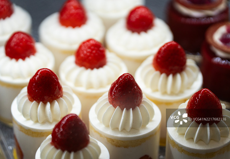 展示柜中的草莓奶油糕点图片素材