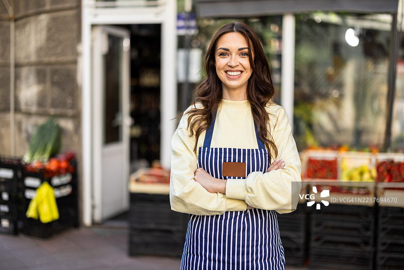 美丽的女性企业家掌舵她的水果生意图片素材