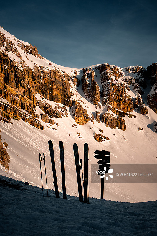 滑雪登山者的滑雪板与雪山图片素材