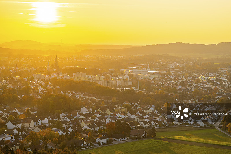 秋天日落时分，从沃尔夫施泰因城堡遗址俯瞰纽马克特市的景色，位于上巴伐利亚的纽马克特。图片素材