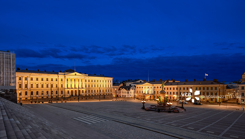 赫尔辛基历史区的“参议院广场”在黄昏时分的高视角，显现出显著的“政府宫”（“Valtioneuvoston linna”）在黄昏时分的灯光照耀下，芬兰乌西马地区。图片素材