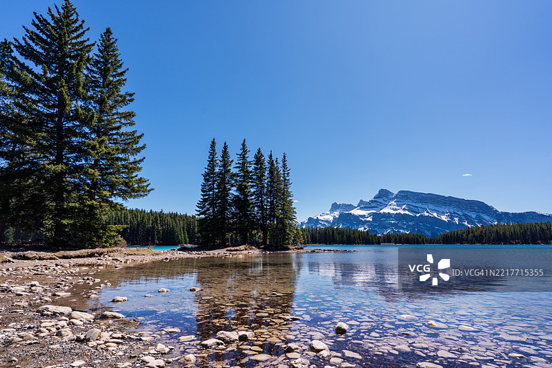 自然。班夫公园的风景。双杰克湖。前往加拿大旅行。图片素材