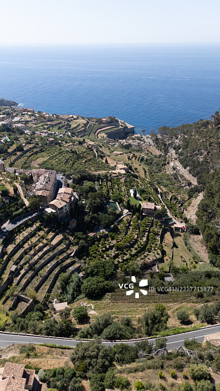 西班牙马洛卡的海滨村庄和梯田景观的鸟瞰图图片素材