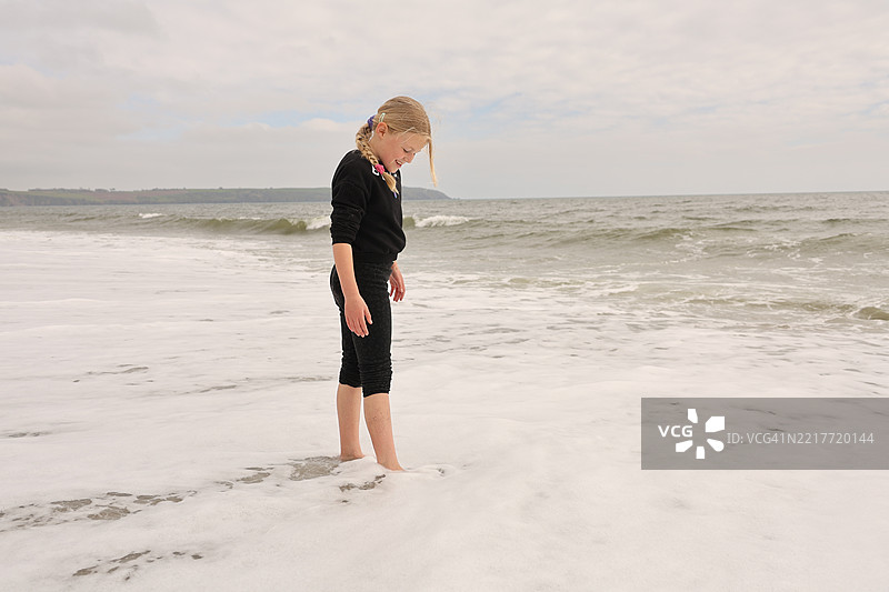 金发女孩站在海中图片素材