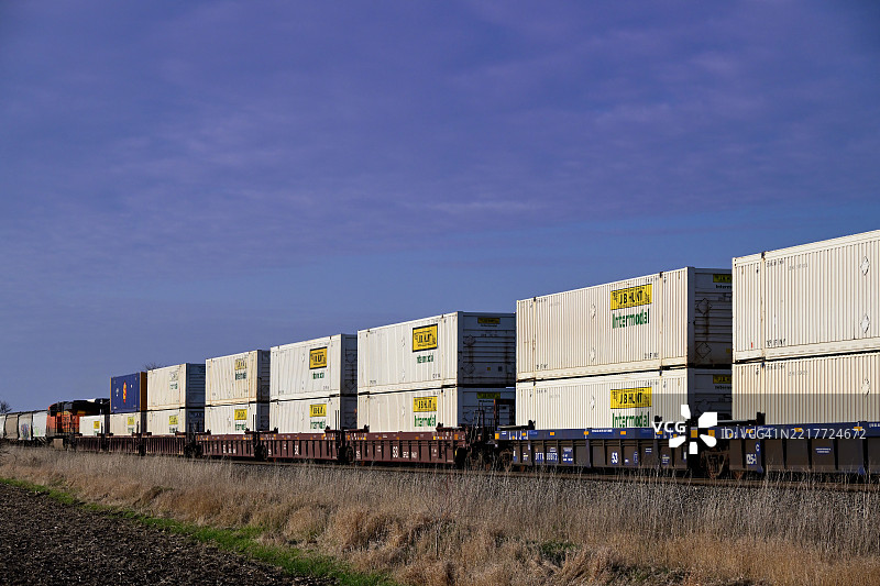 货运列车上的货柜在午后阳光下反射光芒图片素材