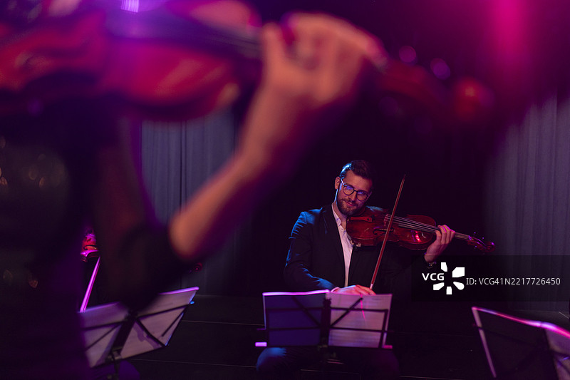 专注的音乐家在古典音乐会上演奏中提琴图片素材