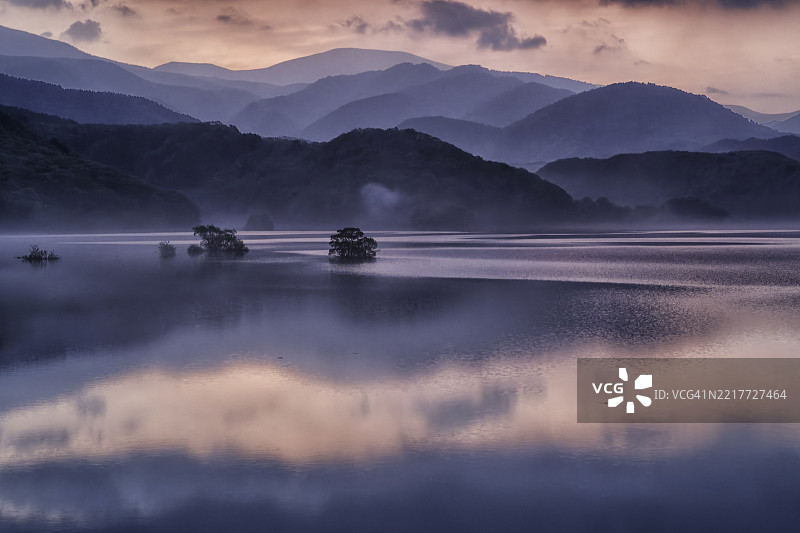乌兰大湖秋元的晨景图片素材