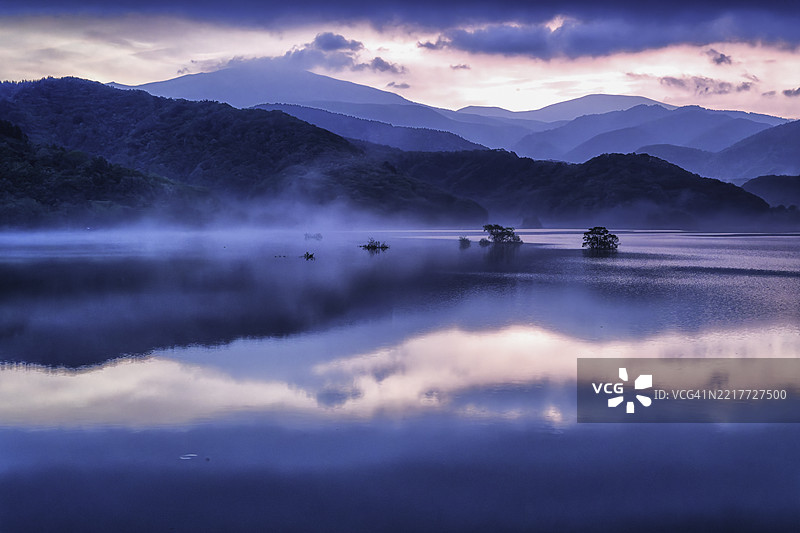 乌兰大湖秋本的晨景图片素材