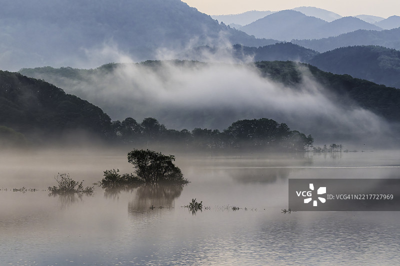 乌兰大湖秋元的晨景图片素材