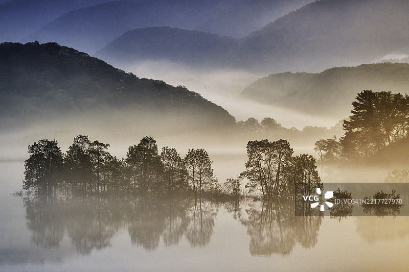 乌兰大湖秋元的晨景图片素材