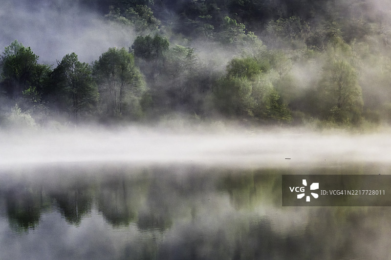 乌兰大湖秋元的晨景图片素材