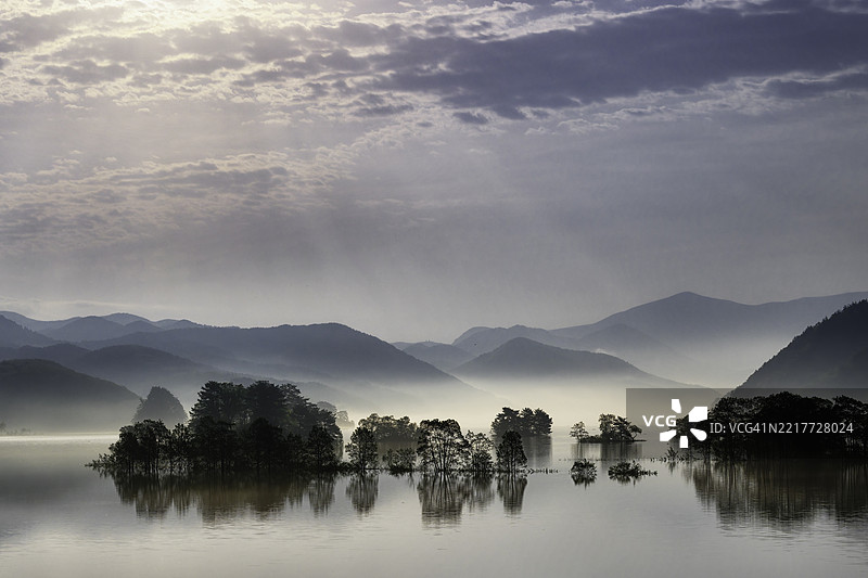 乌兰大湖秋元的晨景图片素材