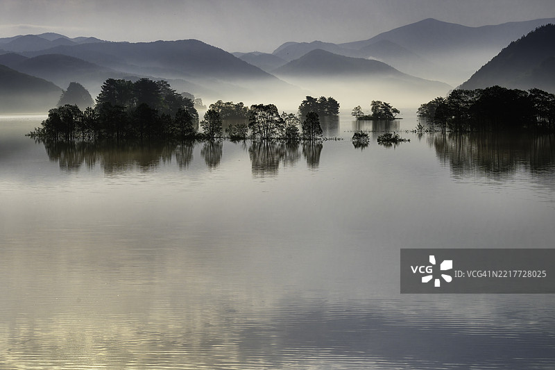 乌兰大湖秋元的晨景图片素材