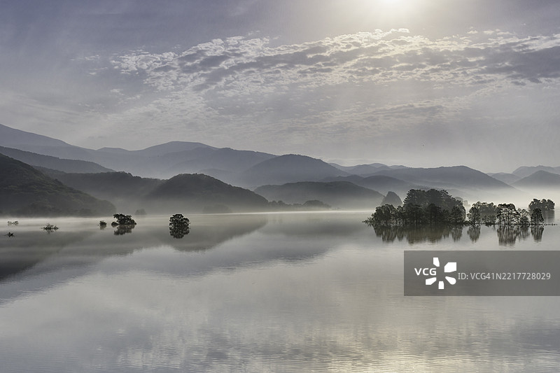 乌兰大湖秋元的晨景图片素材