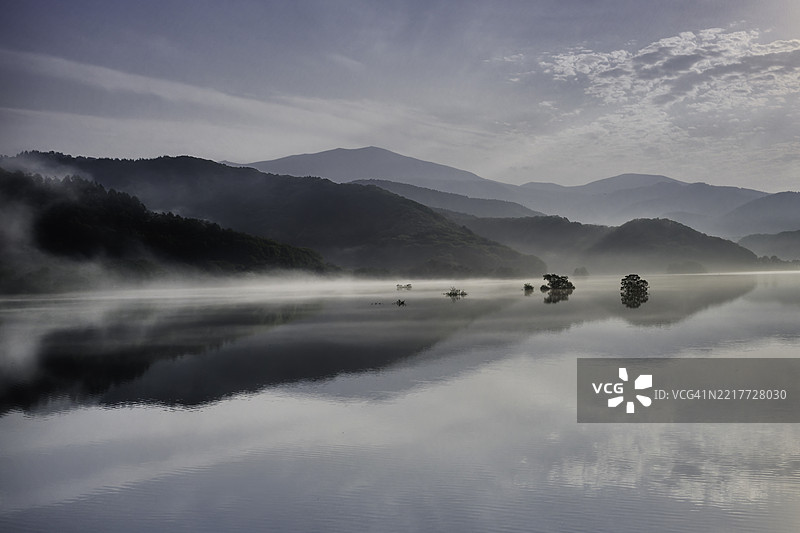 乌兰大湖秋本的晨景图片素材