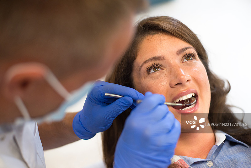 年轻女性在牙医处检查牙齿图片素材