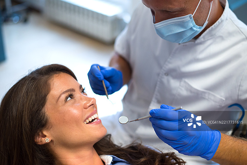 年轻女性在牙医处检查牙齿图片素材