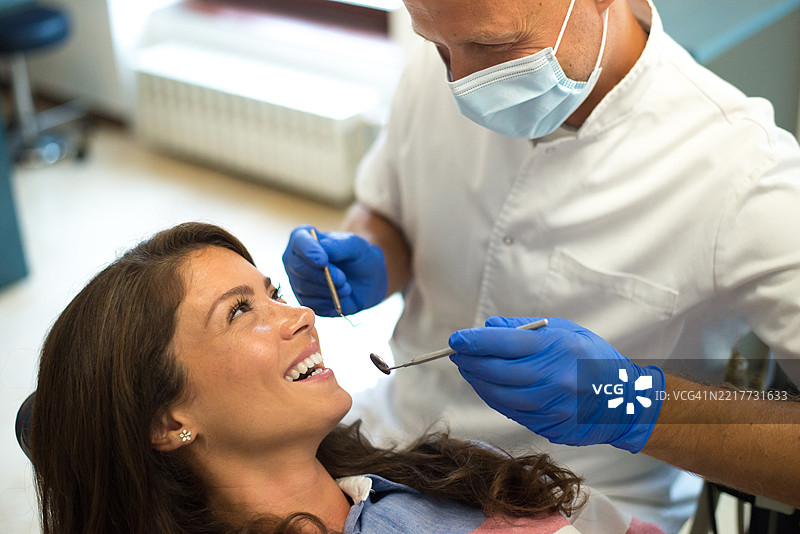 年轻女性在牙医处检查牙齿图片素材
