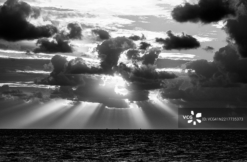 南太平洋上戏剧性的日落图片素材