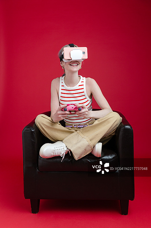 年轻女性佩戴虚拟现实眼镜享受游戏体验图片素材
