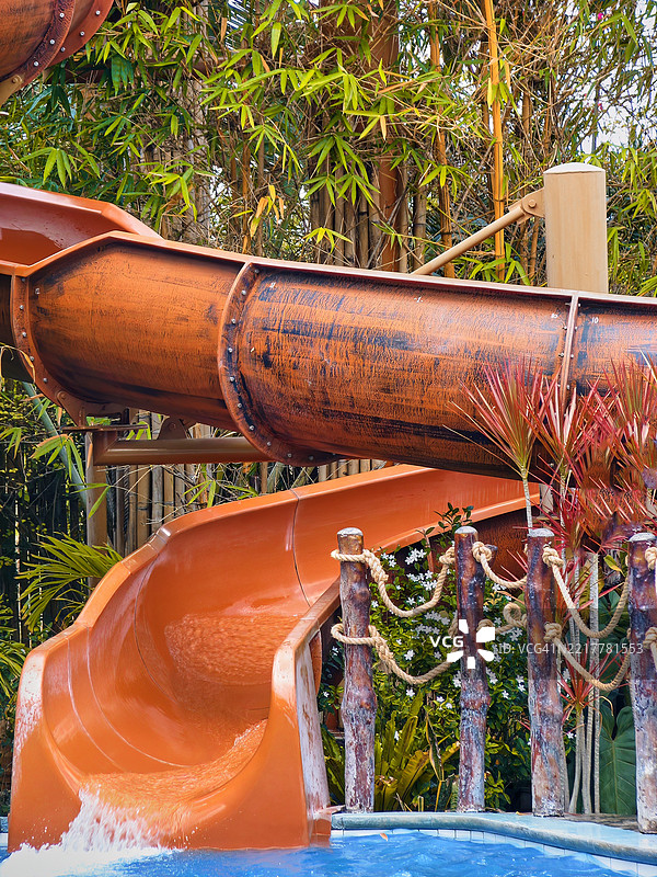 红橙色的水滑梯。图片素材