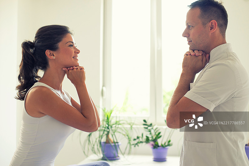 年轻女性正在进行物理治疗图片素材