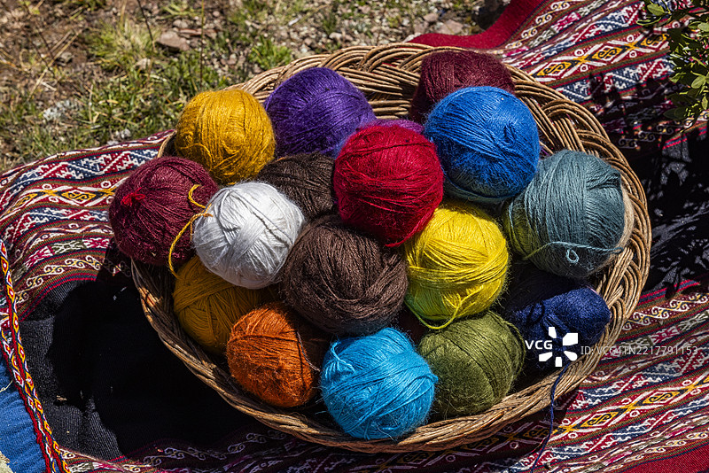 装满天然染色的五彩阿尔帕卡毛线球的篮子图片素材