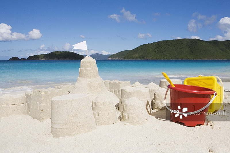 肉桂湾海滩上的沙堡和水桶图片素材
