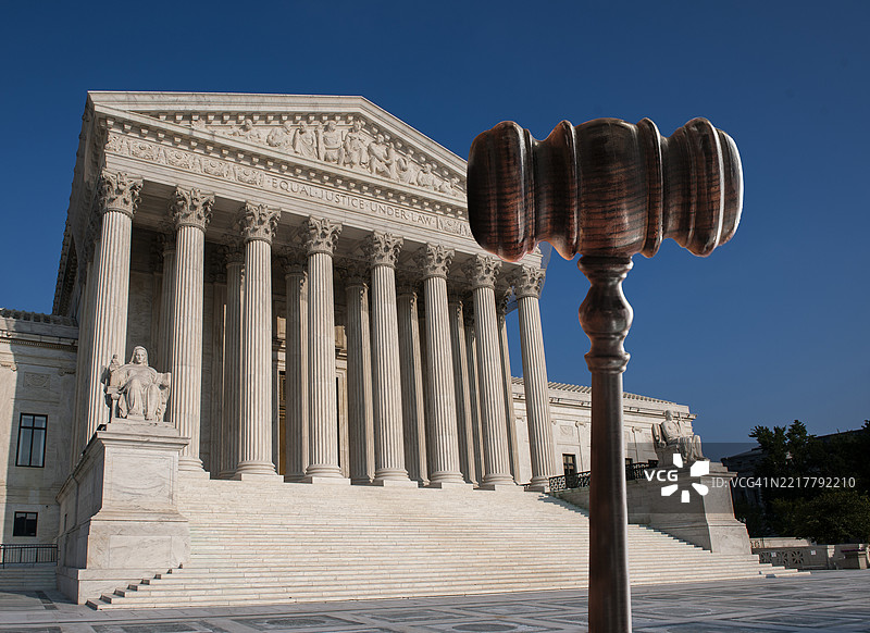 最高法院与重叠的法槌图片素材