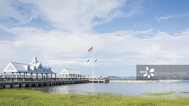码头和美国国旗在滨水公园图片素材