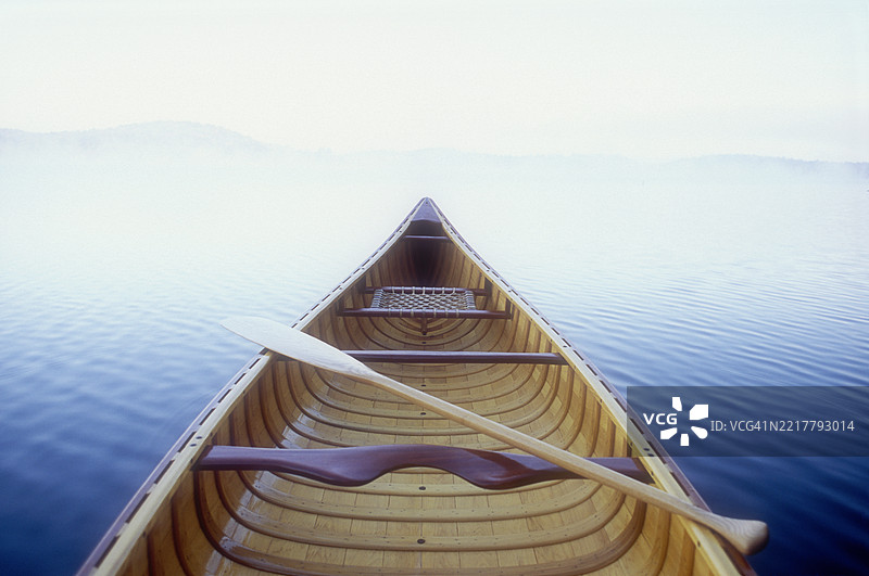 清晨雾气中的木制独木舟在萨拉纳克湖上图片素材